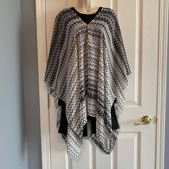 BUY 2 ITEMS & GET 1 FREE: Elan Sheer B&W Chevron Poncho OS - Picture 3 of 9